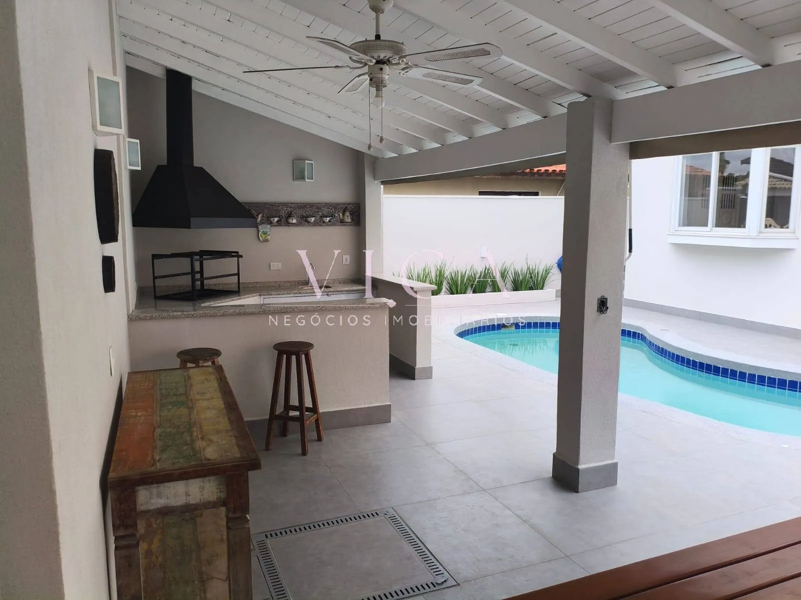 Imagem Alphaville | Casa Mobiliada com Piscina e 3 Suítes | Locação R$ 17.000,00