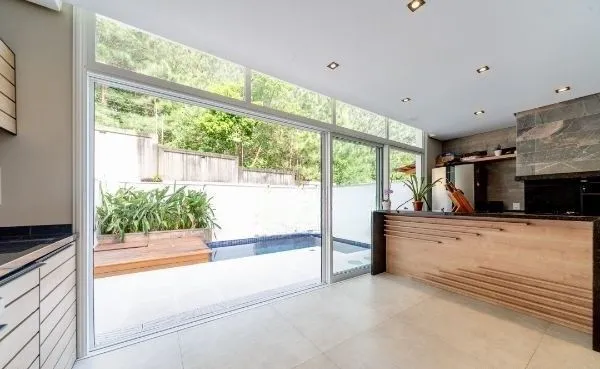 Imagem Uma casa linda dentro de um condomínio fechado, no Lagos de Nova Ipanema.