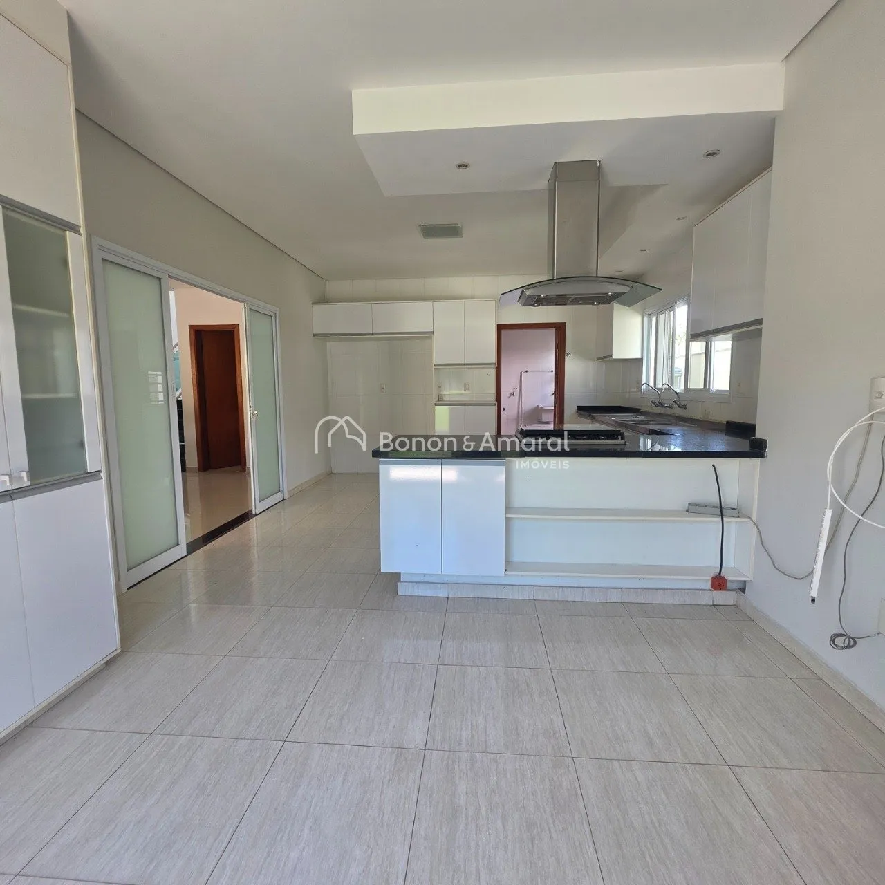 Imagem Sobrado com 316m², 4 suítes, 3 com closet, com piscina em Barão Geraldo