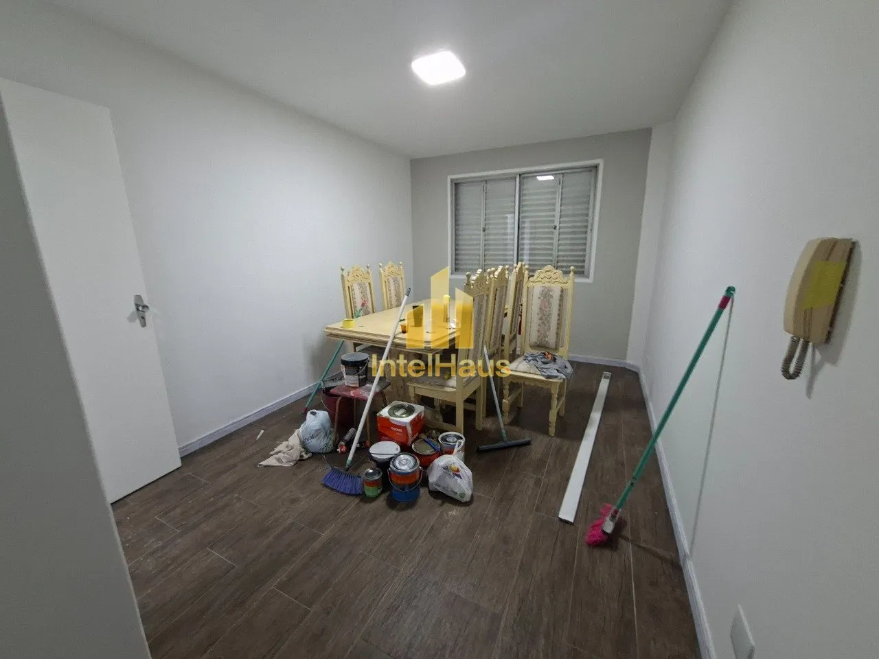Imagem Apresentamos este excelente apartamento de frente no primeiro andar do Edifício Jalu. Situado na Ru...