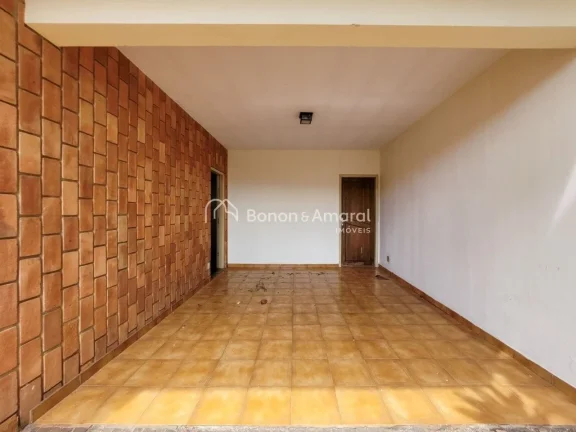 Imagem Localizado em um dos bairros mais desejados da região, o Jardim Santa Genebra, este sobrado oferece...