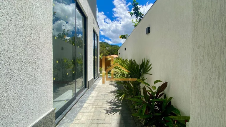 Imagem Casa com 4 Quartos, Nova e em Condomínio Clube a 15 Minutos do Centro de Teresópolis-RJ