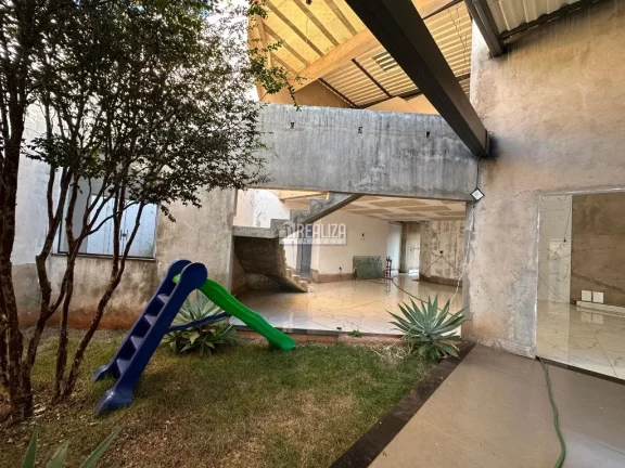 Imagem Casa à venda no Jardim do Lago, Uberaba: 4 dormitórios, piscina aquecida e hidromassagem