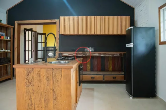 Imagem CASA NO SERTÃO DE CAMBURI, COM 3 DORMÍTORIOS, SENDO UMA SUÍTE, SALA AMPLA, AREA GOURMET, JARDIM EM TERRENO DE 405 MT