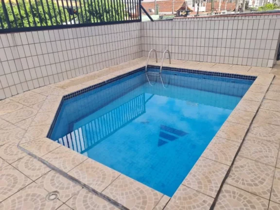 Imagem Excelente apartamento no coração do bairro Ocian a 3 quadras da praia e com piscina! Com 2 dormitórios, sendo 1 suíte,coxinha e quartos com armários planejados e piso em porcelanato.