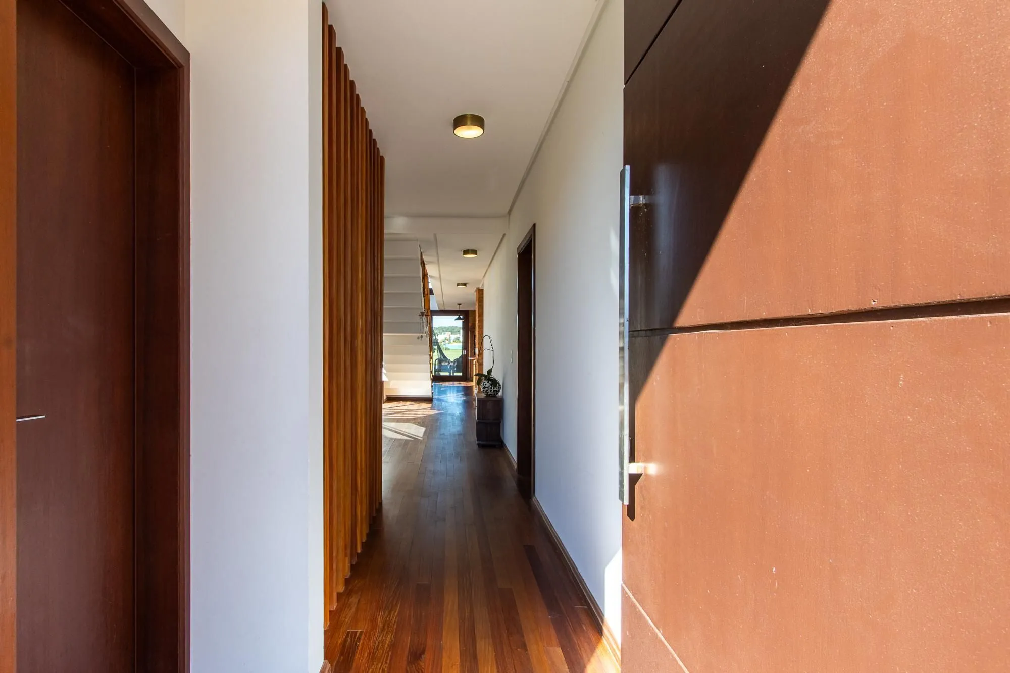 Imagem Casa no Condominio Terra Ville. 3 suites, com fundo para o lago.