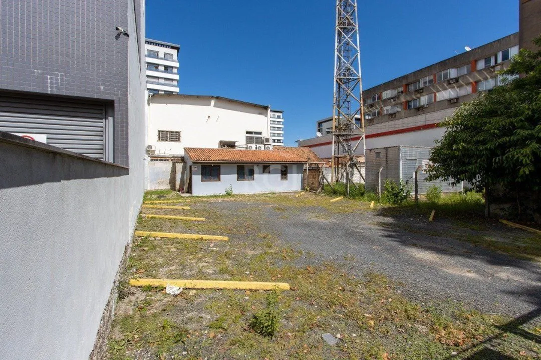 Imagem terreno com 298,30 m2 de área Total, medindo 12,64 X 23,60