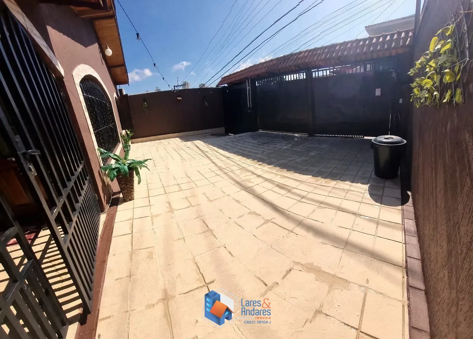 Imagem CASA À VENDA, COM 240 M², 3 DORMS (1 SUÍTE COM HIDRO), COZINHA COM MÓVEIS PLANEJADOS, ÁREA DE LAZER COM PISCINA E 4 VGS - SANTA TERESINHA - SÃO PAULO