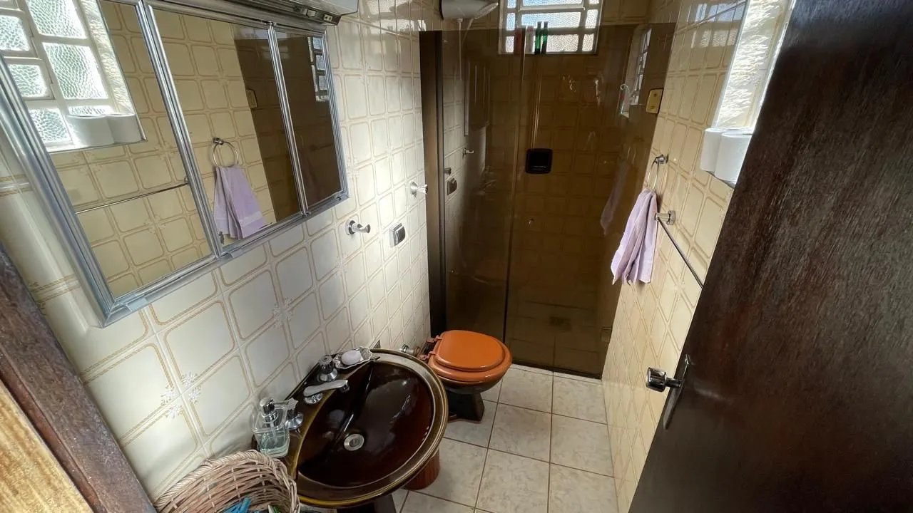 Imagem Casa com pátio com 3 dormitórios, 2 banheiros e 4 vagas.
