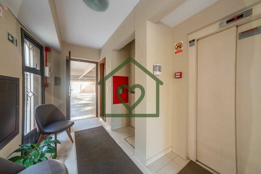 Imagem Excelente apartamento no bairro Menino Deus com 2 dormitórios, sendo 1 suíte. Possui living para 2...
