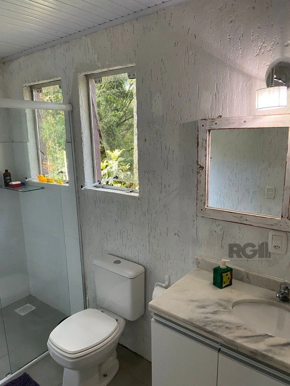 Imagem Casa com 2 suítes, lareira, deck, vaga de garagem - 140m² no bairro Laje de Pedra, Canela/RS