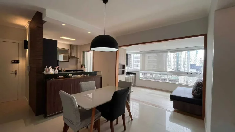 Imagem Apartamento com 2 dormitórios sendo 1 suíte e 2 vagas de garagem no Centro de Balneário Camboriú/SC