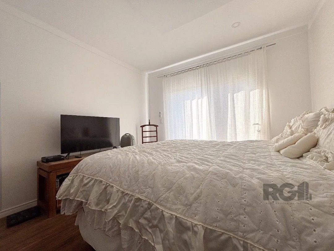 Imagem Casa em condomínio com pátio, piscina, 3 suítes e 2 vagas