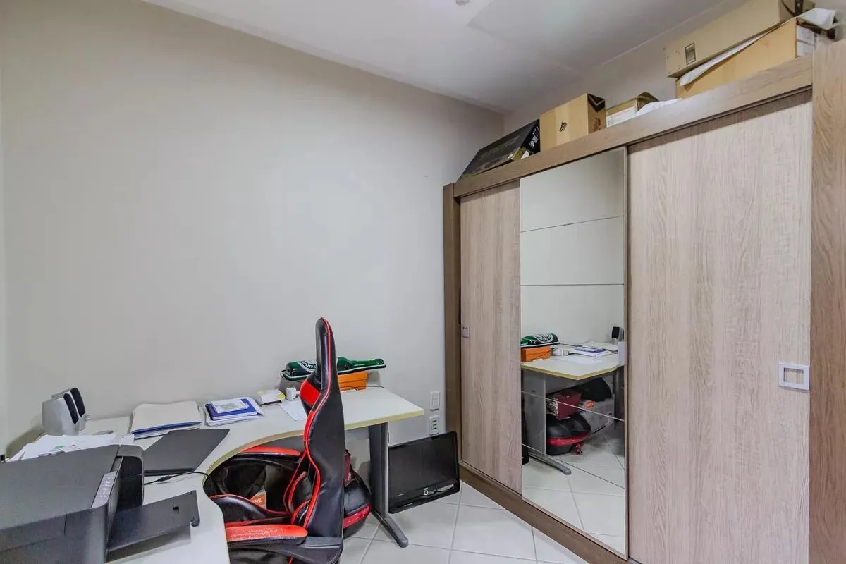 Imagem Casa de condomínio, 3 dormitórios, 1 suíte e 2 vagas cobertas no bairro Teresópolis.