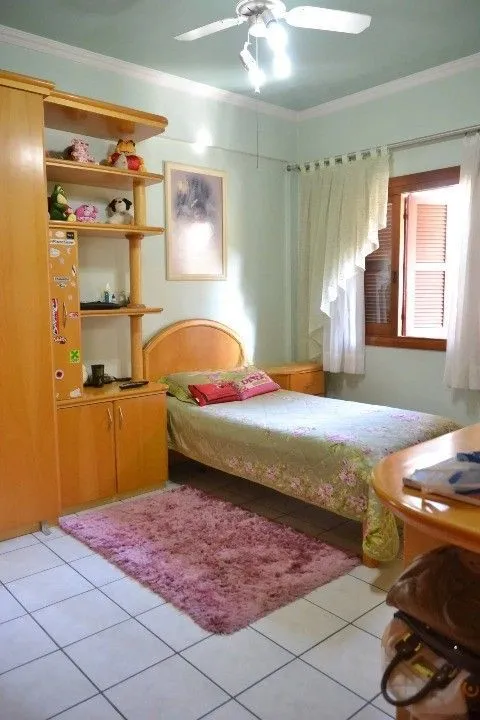Imagem Casa Comercial e Residencial com 518m² (4 quartos / 5 banheiros / 3 vagas garagem) no Bairro Partenon localizada à meia quadra da Av. Bento Gonçalves.
