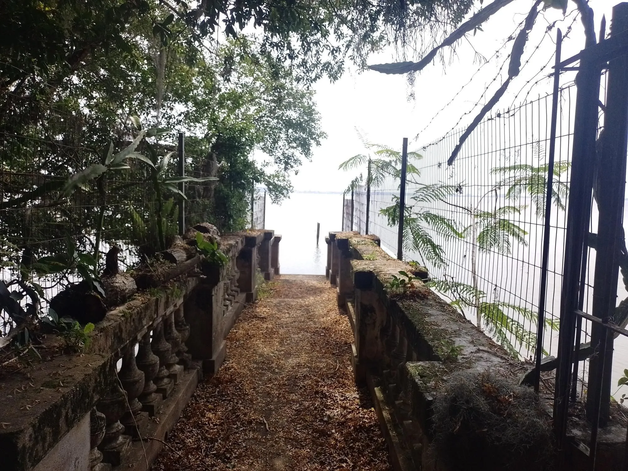 Imagem Terreno com área de 3.600m2 com 43m de margem no Rio Guaíba