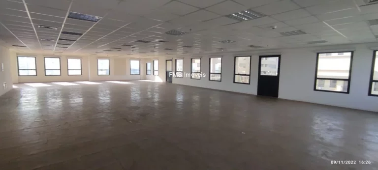 Imagem Aluga-se Meio Prédio Comercial de 6.059m² em Barueri com Elevador e Estacionamento