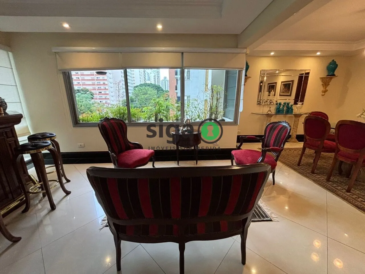 Imagem Sofisticação e Espaço em Moema: 230 m² com Vista Livre e Estilo Neoclássico