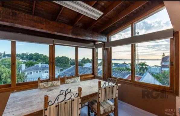 Imagem Casa no Bairro Vila Assunção com 4 dormitórios sendo 1 suíte e vista para o Guaíba