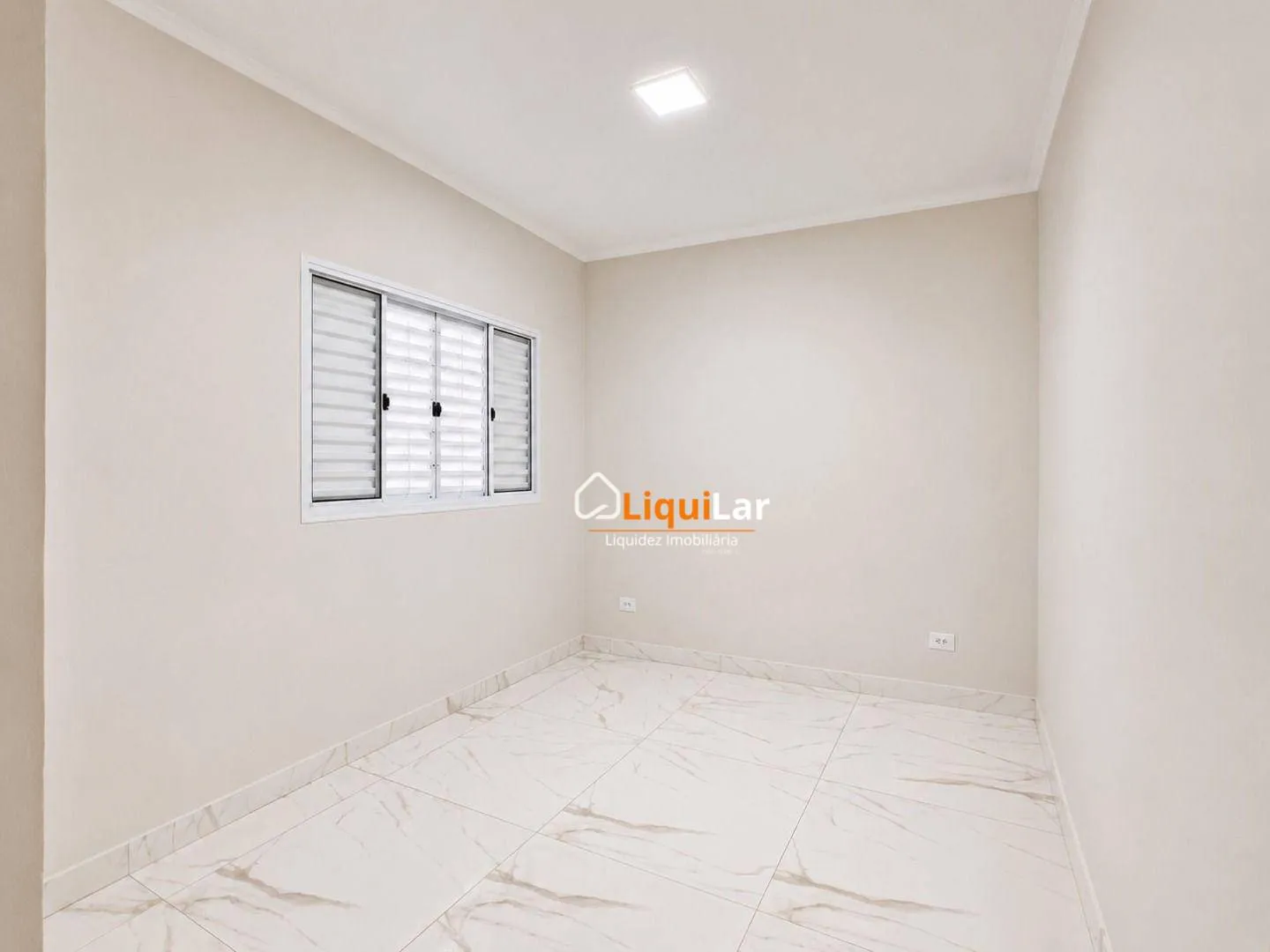 Imagem Casa à Venda no Residencial Carlota I com 3 Quartos, Suíte, Área Gourmet e Condomínio Exclusivo