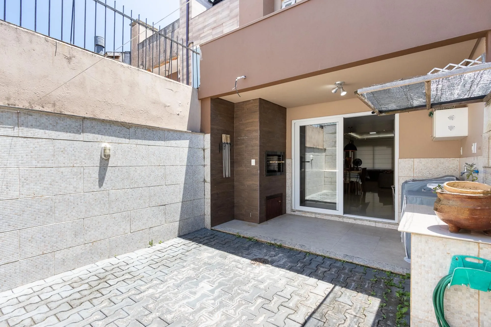 Imagem Sobrado com 2 suites e 2 vagas de garagem - Bairro Guarujá