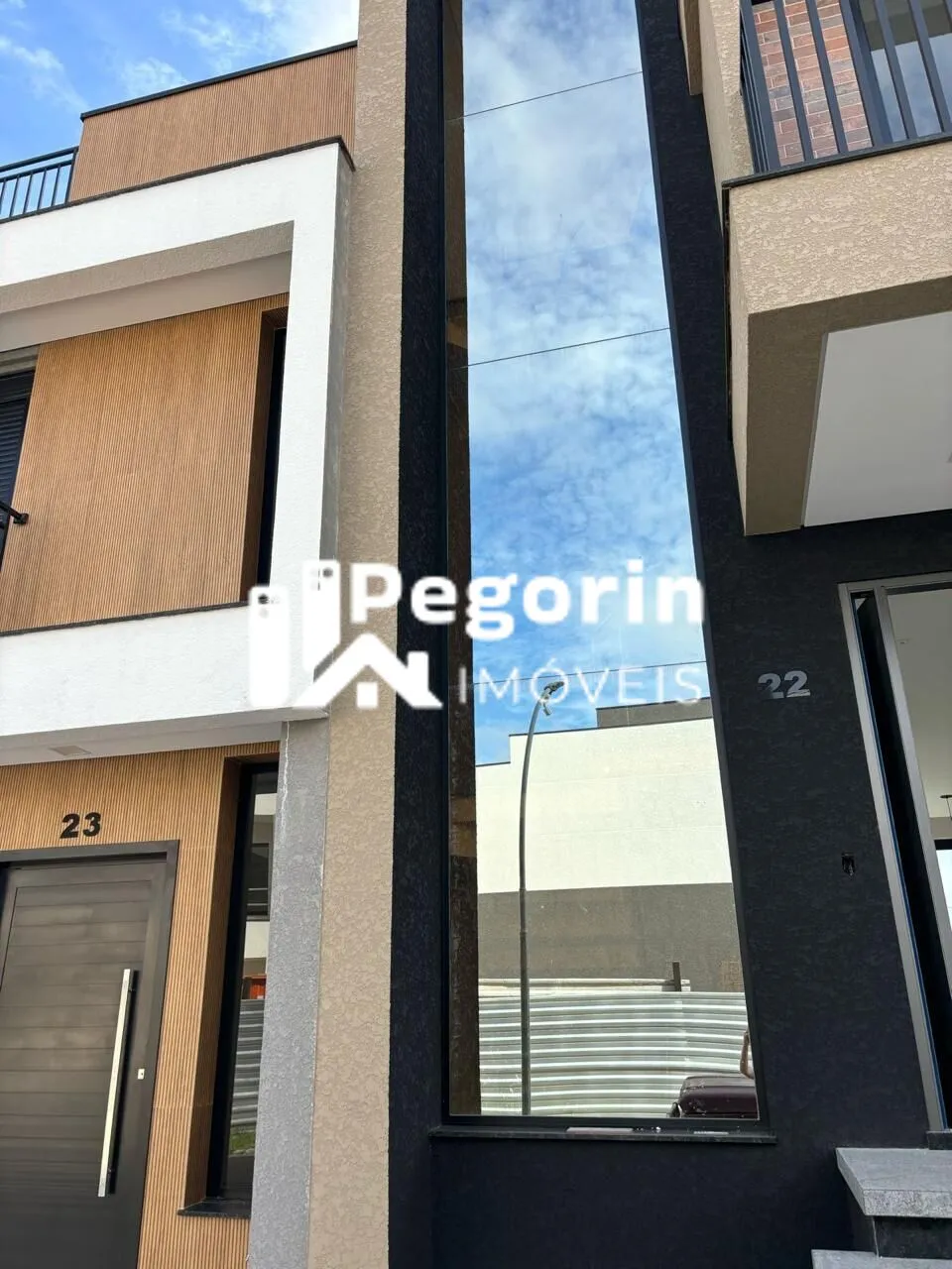 Imagem Sobrado à venda em Curitiba, Pinheirinho, com 3 quartos, 217,00m²