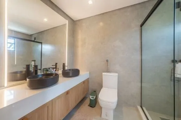 Imagem Casa com 3 suítes amplas, além de uma sala generoso com lareira e 2 vagas de garagem.
