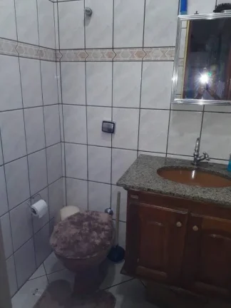 Imagem Imóvel amplo com 3 quartos, sendo 1 suíte, e 4 banheiros no total. garagem para dois autos, sala d...
