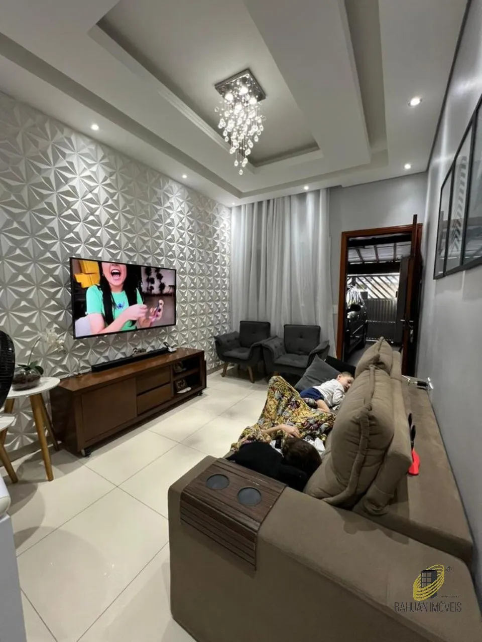 Imagem Imperdível casa à venda em Praia Grande-SP, bairro Melvi, 2 quartos, 1 sala, 2 banheiros, garagem e 73m². Confira!