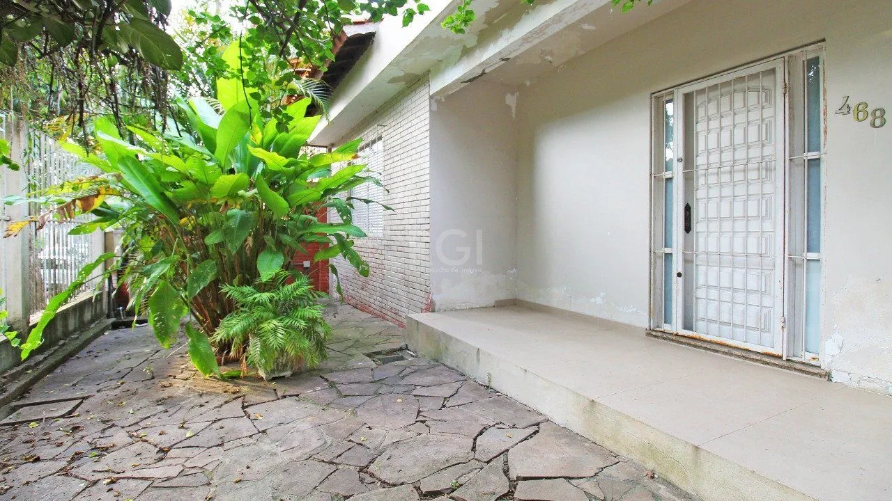 Imagem Casa com quatro (4) dormitórios, duas (2) vagas de garagem, no bairro Passo da Areia em Porto Alegre.