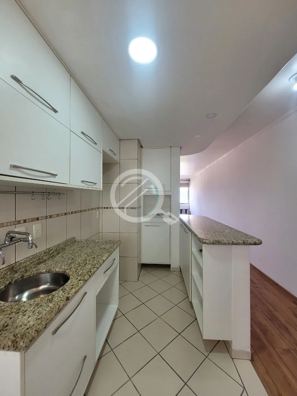 Imagem Apartamento semimobiliado de 75 m², 2 dormitórios sendo 1 suíte e 2 vagas de garagem no bairro Pe...