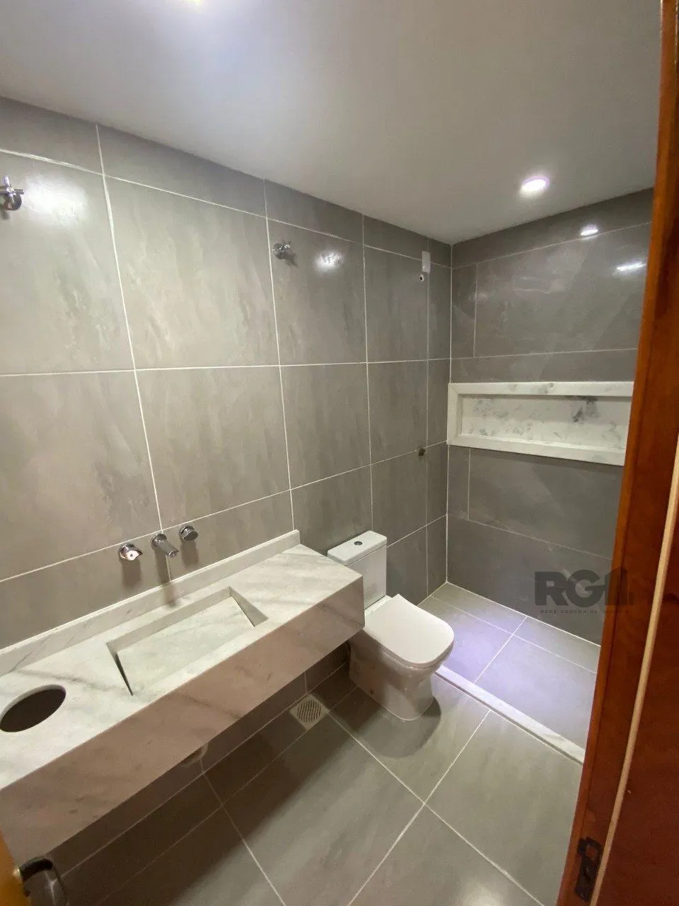 Imagem Casa com 03 Dormitórios / Amplo Terraço e Pátio