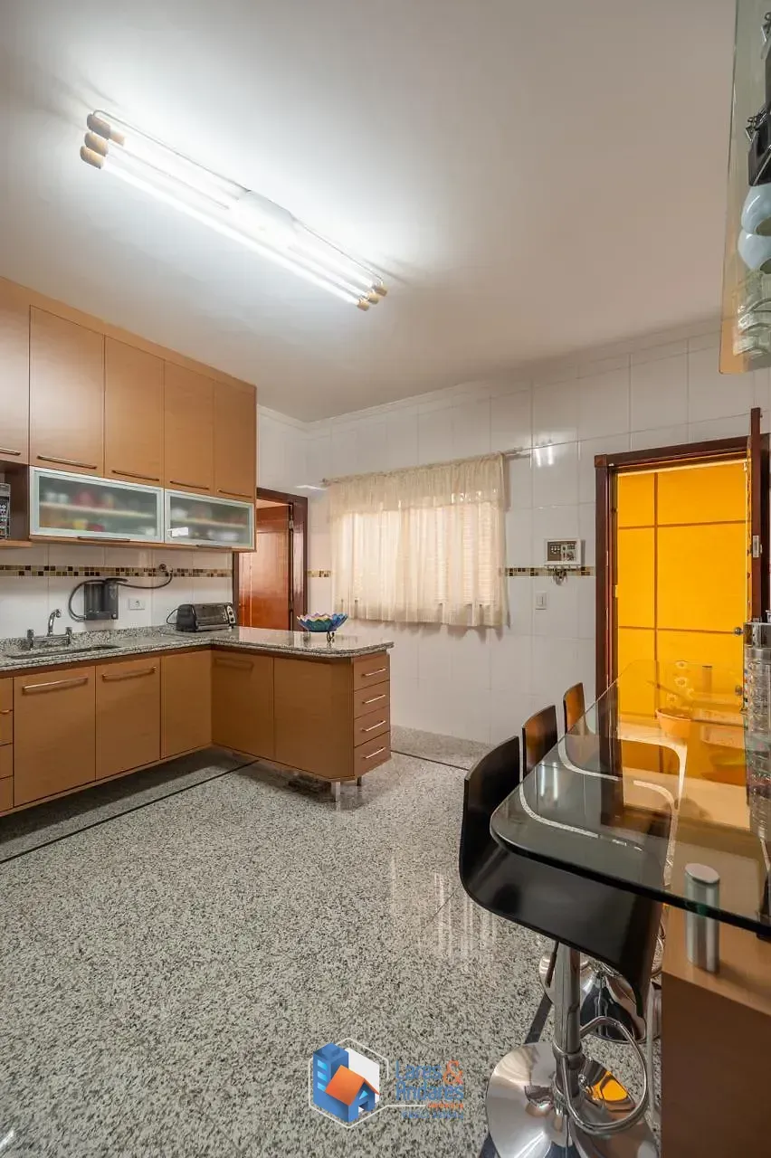Imagem Sobrado para venda em Chácara Inglesa com 3 quartos, sendo 3 suítes, 300m²