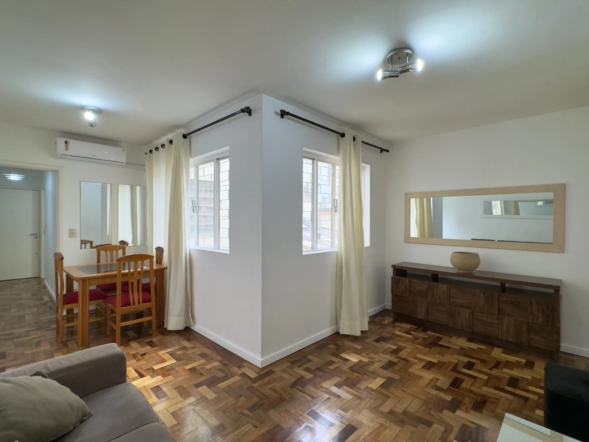 Imagem Apartamento de 2 dormitórios, super amplo e bem iluminado no Centro Histórico