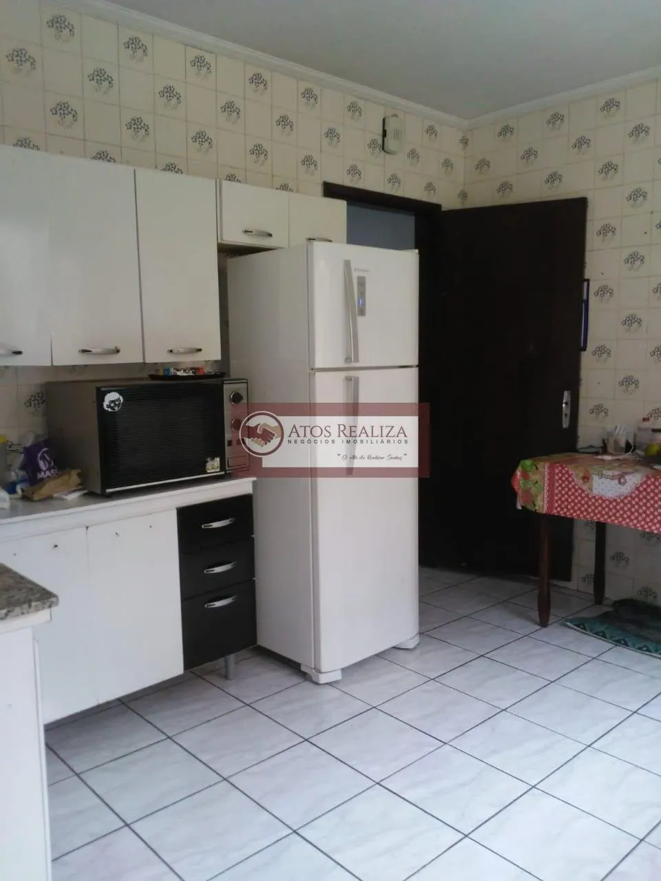 Imagem Oportunidade de um bom investimento. Vendo Sobrado de 180m² no Jardim Império, com 3 Dormitorios, sendo 1 Suíte, 2 Salas, Cozinha, 3 banheiros, 2 vagas de garagem cobertas, + uma pequena edícula. Valor R$ 600k, Agende uma visita e confira.