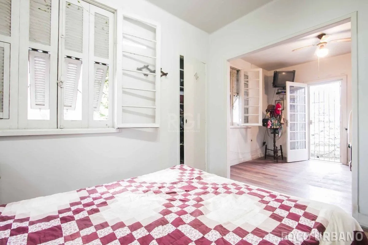 Imagem Casa para Venda - 250m², 4 dormitórios, 2 vagas - Petrópolis
