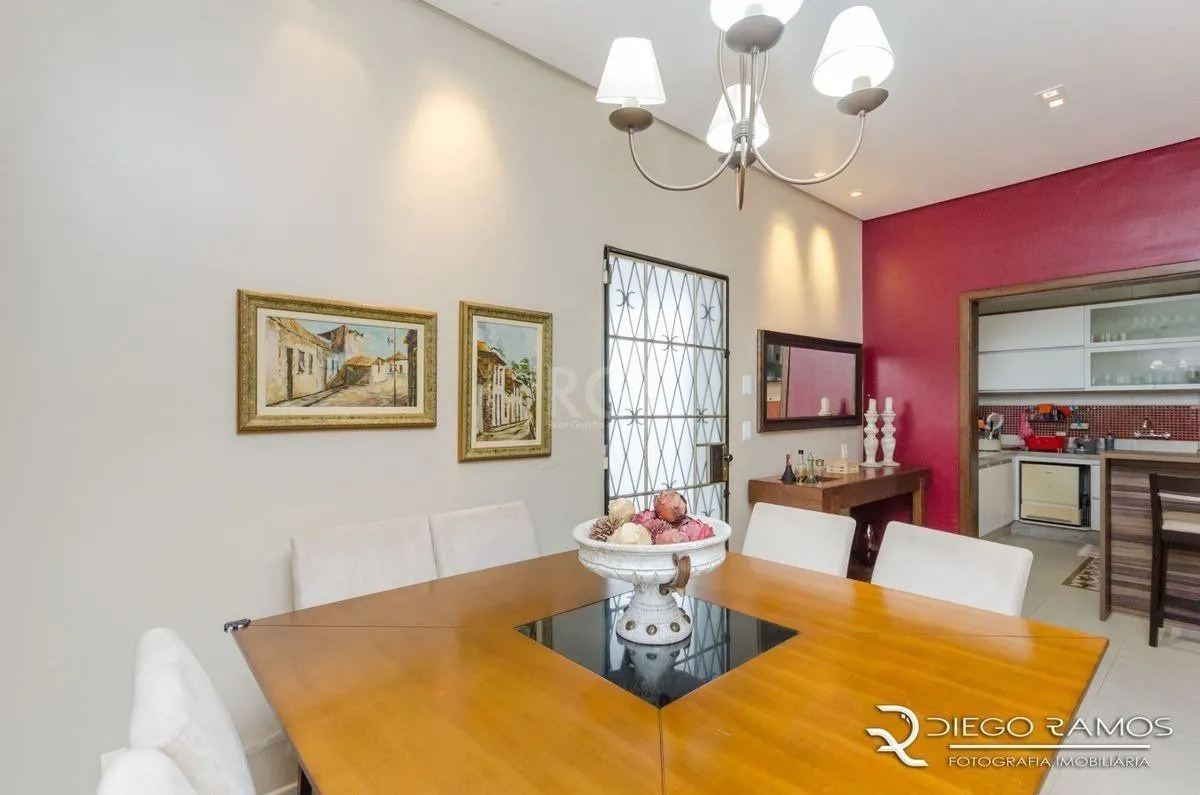 Imagem Casa para Venda - 216m², 4 dormitórios, sendo 1 suites, 4 vagas - Menino Deus