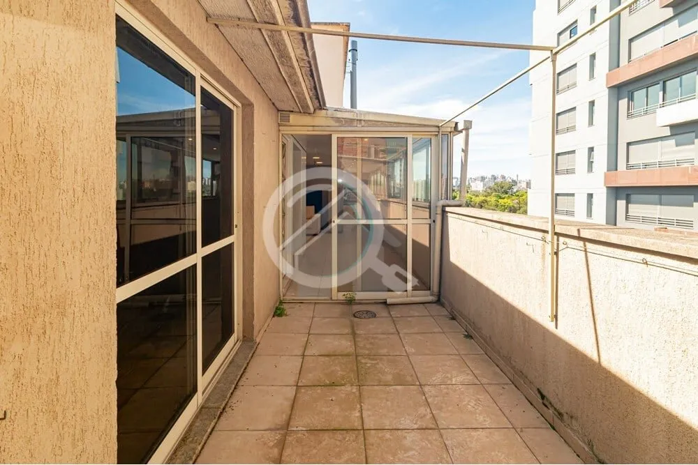 Imagem Descubra o charme desta cobertura ensolarada e silenciosa, localizada em frente ao Parque da Redenç...