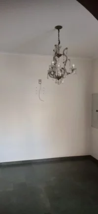Imagem Residencia localizada no Estoril II, completa em armarios, 4 suítes.