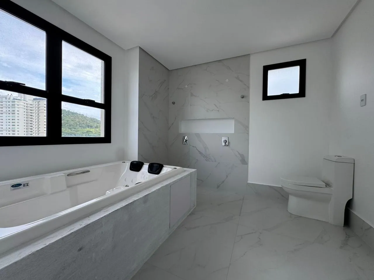 Imagem Apartamento com vista para o mar à venda com 210m2 por R$ 4.400.000,00