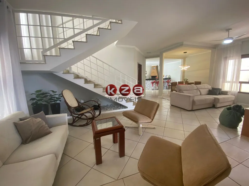 Imagem Casa a venda em condomínio em Valinhos-SP, fácil acesso para rodovias e Campinas: 3 quartos, 1 suite, 3 salas, 4 banheiros, 2 vagas.