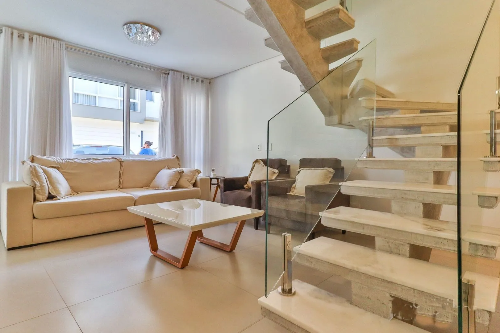 Imagem CASA TRIPLEX COM 4 SUITES E 2 VAGAS- SEMIMOBILIADA