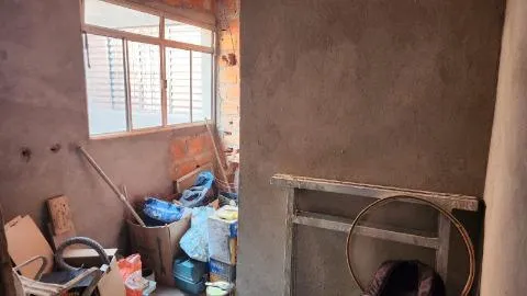 Imagem VENDA DE SOBRADO NO PARQUE RODRIGO BARRETO, EM ARUJÁ/SP, 250m² com 3 quartos, suíte, varanda, quintal e garagem fechada para 2 autos. CONSULTE-NOS.