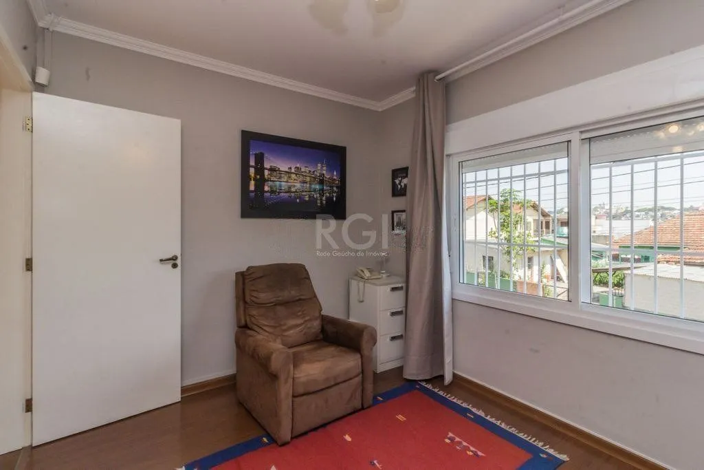 Imagem Casa à venda - 230m², 4 quartos, sendo 2 suítes, churrasqueira, piscina e 03 vagas de garagem