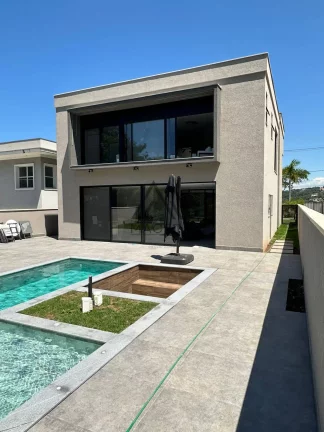 Imagem Conforto e Segurança em Condomínio Fechado - Casa de Alto Padrão à Venda