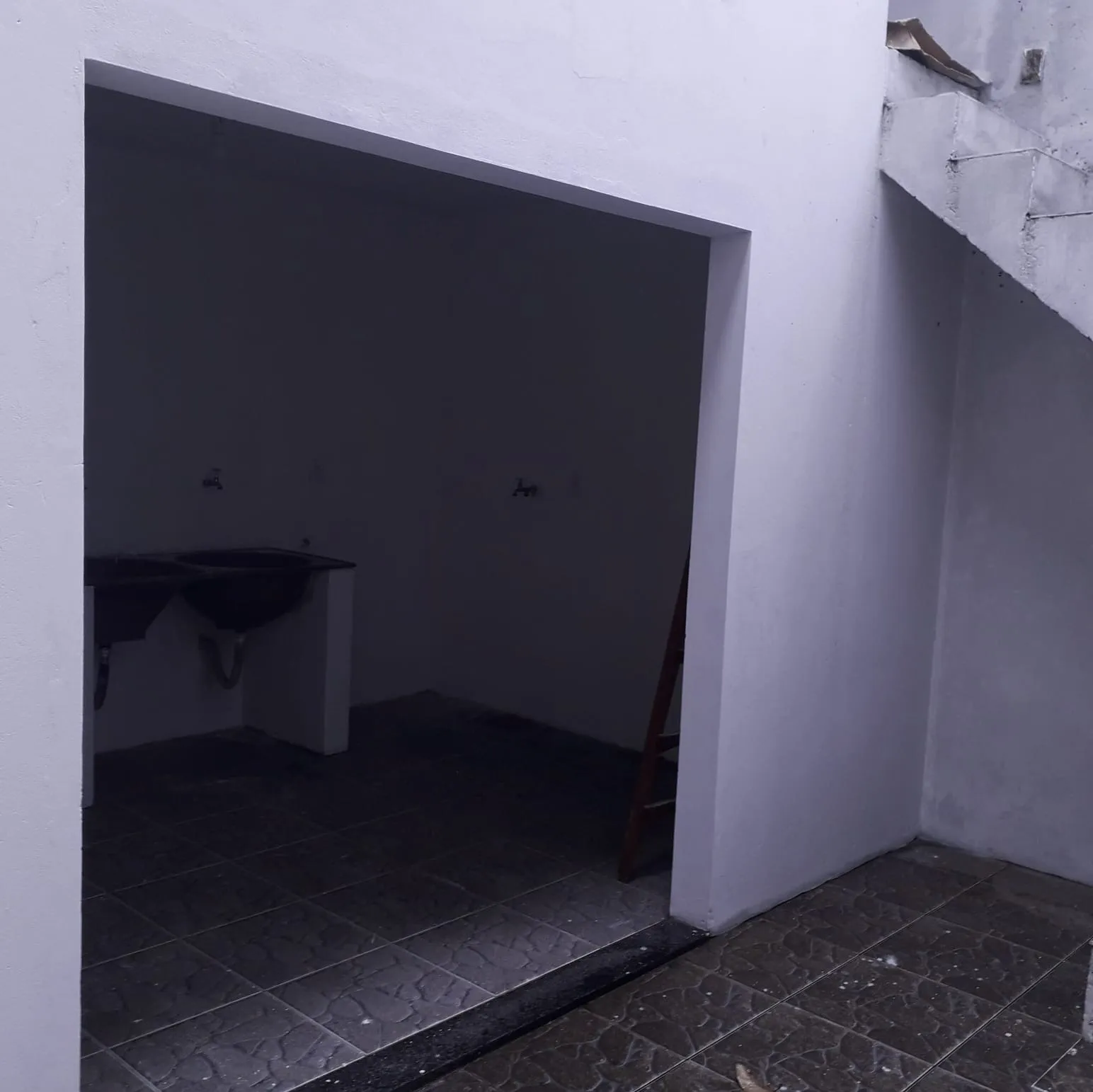 Imagem "Residência Confortável e Prática: Garagem Coberta, Três Dormitórios Aconchegantes, Sala Ampla, Cozinha Espaçosa e Mais! Descubra o Seu Novo Lar."