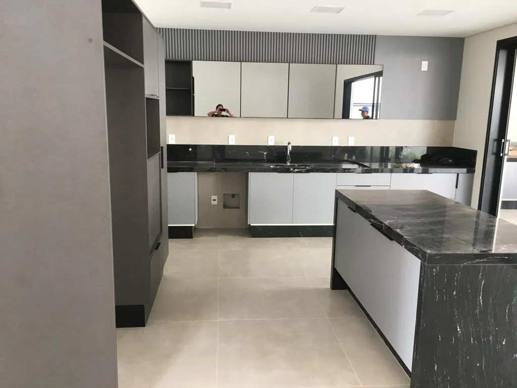 Imagem Excelente Sobrado no Condomínio Alphaville Nova Esplanada 3 com 370m².