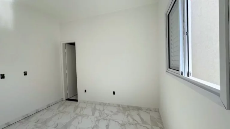 Imagem Casa térrea com 2 dormitórios sendo 1 suite. O imóvel está em condomínio fechado, proporcionando mais segurança e conforto aos moradores, você encontra á venda na Imobiliaria Consulte Imoveis.