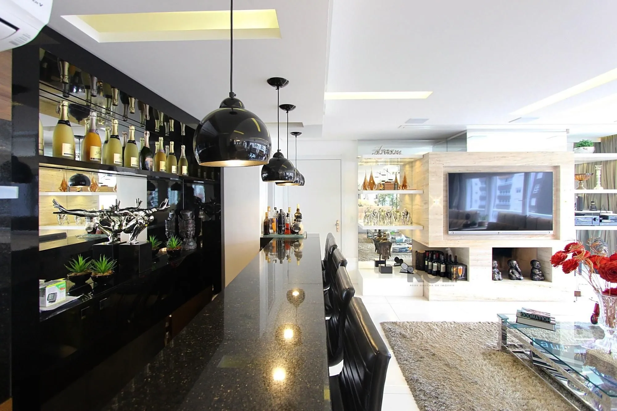 Imagem apartamento de 3 dormitórios, com 3 suítes no bairro Menino Deus