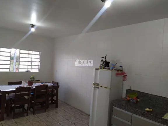 Imagem Casa à venda no bairro Conjunto Costa Telles I, Uberaba - 3 quartos e 4 vagas de garagem!